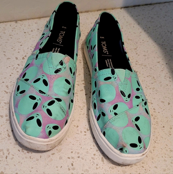 TOMS Glow In The Dark Women's Green and Purple Alien Print Flats | Size 8 - Picture 2 of 5